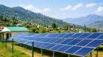 Solar पावर प्रोजेक्ट का उद्घाटन और सोलर पैनलों का दृश्य।