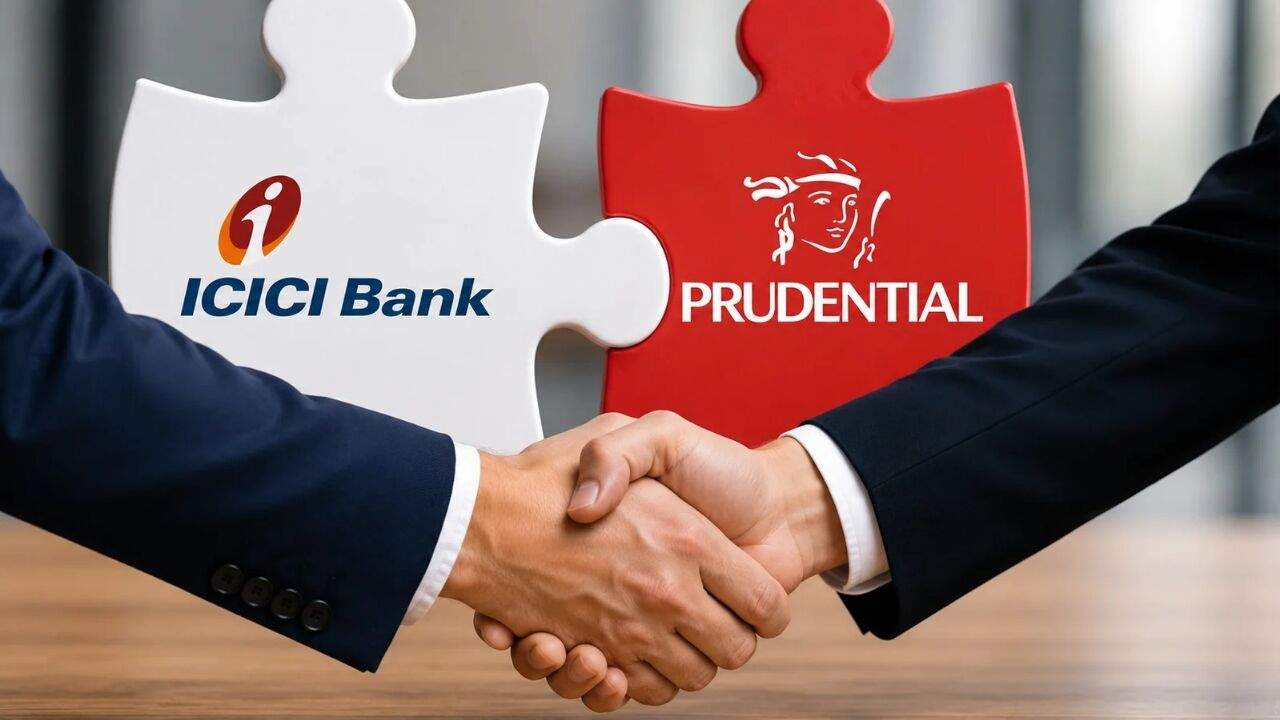 ICICI Bank और Prudential के लोगो के साथ बोर्ड मीटिंग और बीमा क्षेत्र का प्रतीकात्मक दृश्य।