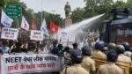 पटना में NEET आंदोलन के दौरान छात्रों पर वाटर कैनन चलाती पुलिस का प्रतीकात्मक दृश्य