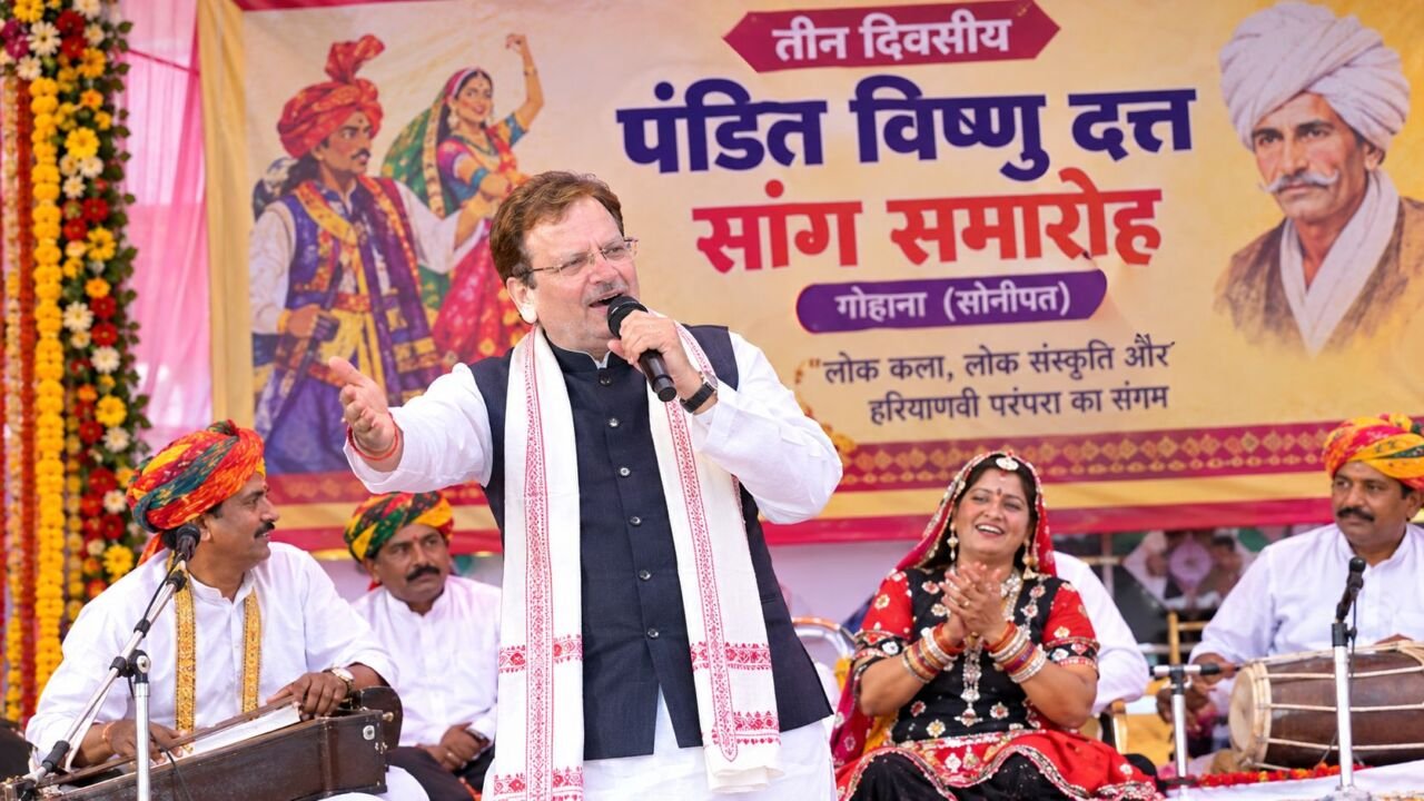 गोहाना में मंत्री अरविंद शर्मा के रागनी गाने